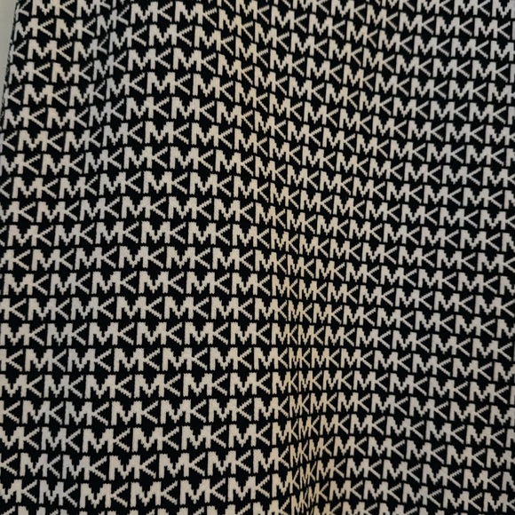 Elegant Navy and White Patterned Dress - Picture 2 of 3